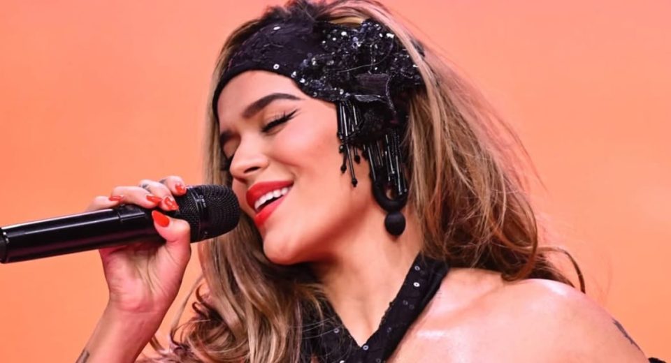 Karol G cantando “Papacito” junto a sus bailarinas en “The Tonight Show Starring Jimmy Fallon”, el 26 de junio de 2025. Crédito: Todd Owyoung / NBC vía Getty Images