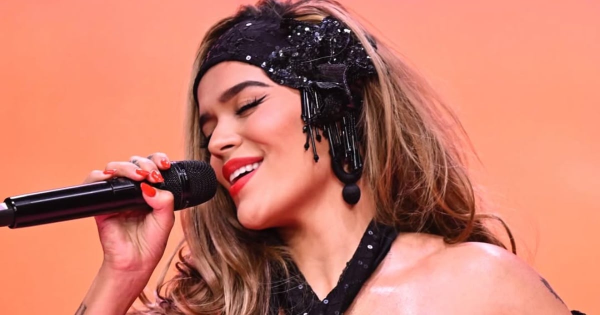 Karol G cantando “Papacito” junto a sus bailarinas en “The Tonight Show Starring Jimmy Fallon”, el 26 de junio de 2025. Crédito: Todd Owyoung / NBC vía Getty Images